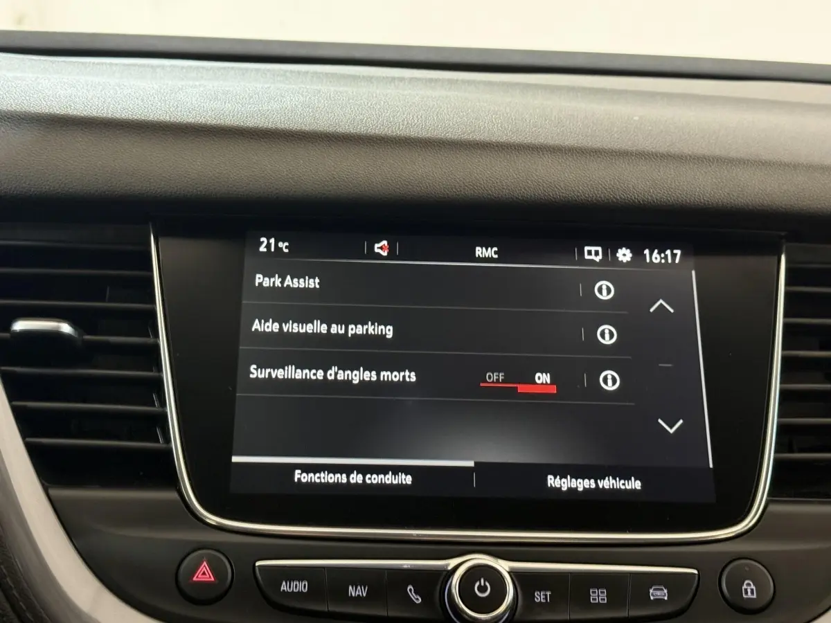 Écran tactile central de l’Opel Grandland X noir affichant les options d’aide au stationnement et surveillance d’angles morts.