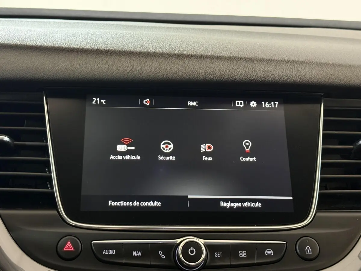 Écran tactile central de l’Opel Grandland X noir, affichant les réglages véhicule, vue frontale intérieure.