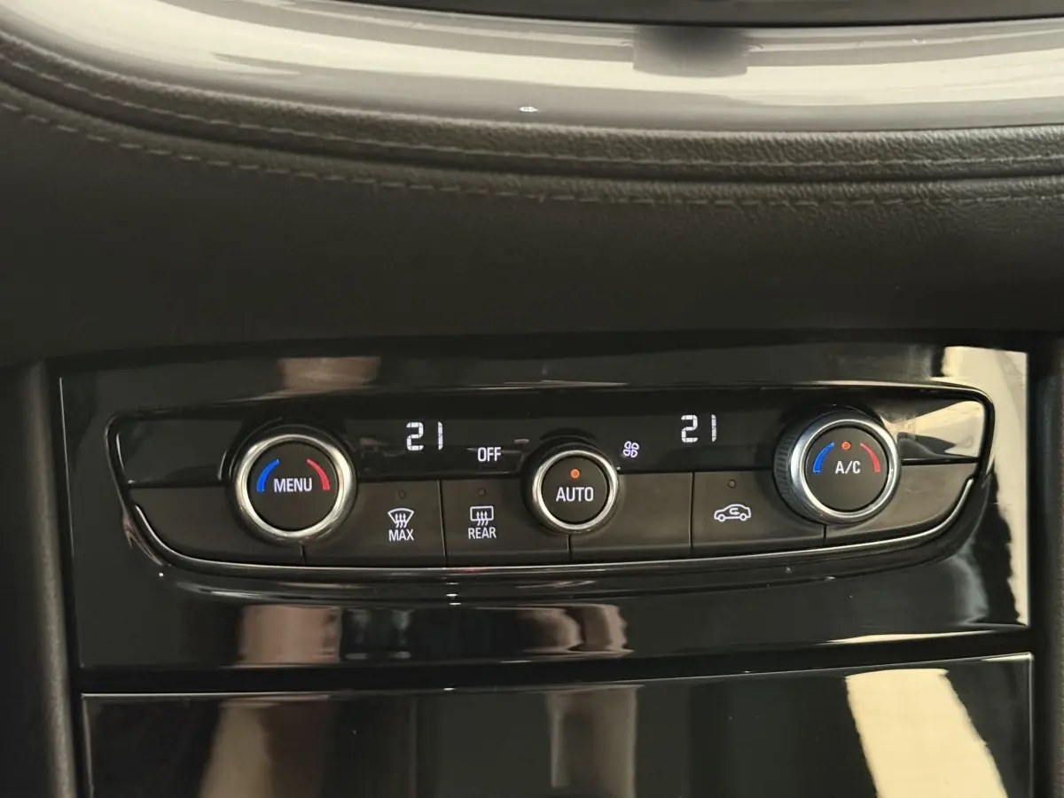 Gros plan sur la commande de climatisation digitale bi-zone noire de l’Opel Grandland X 2021, version diesel automatique.