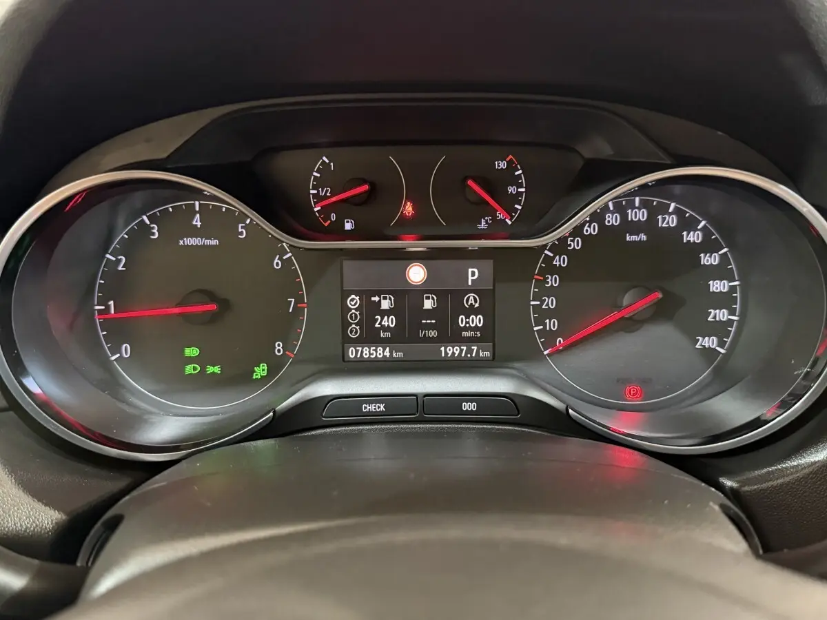 Vue rapprochée du tableau de bord noir de l'Opel Grandland X 1.5 Diesel 130 Elegance Business avec affichage digital.