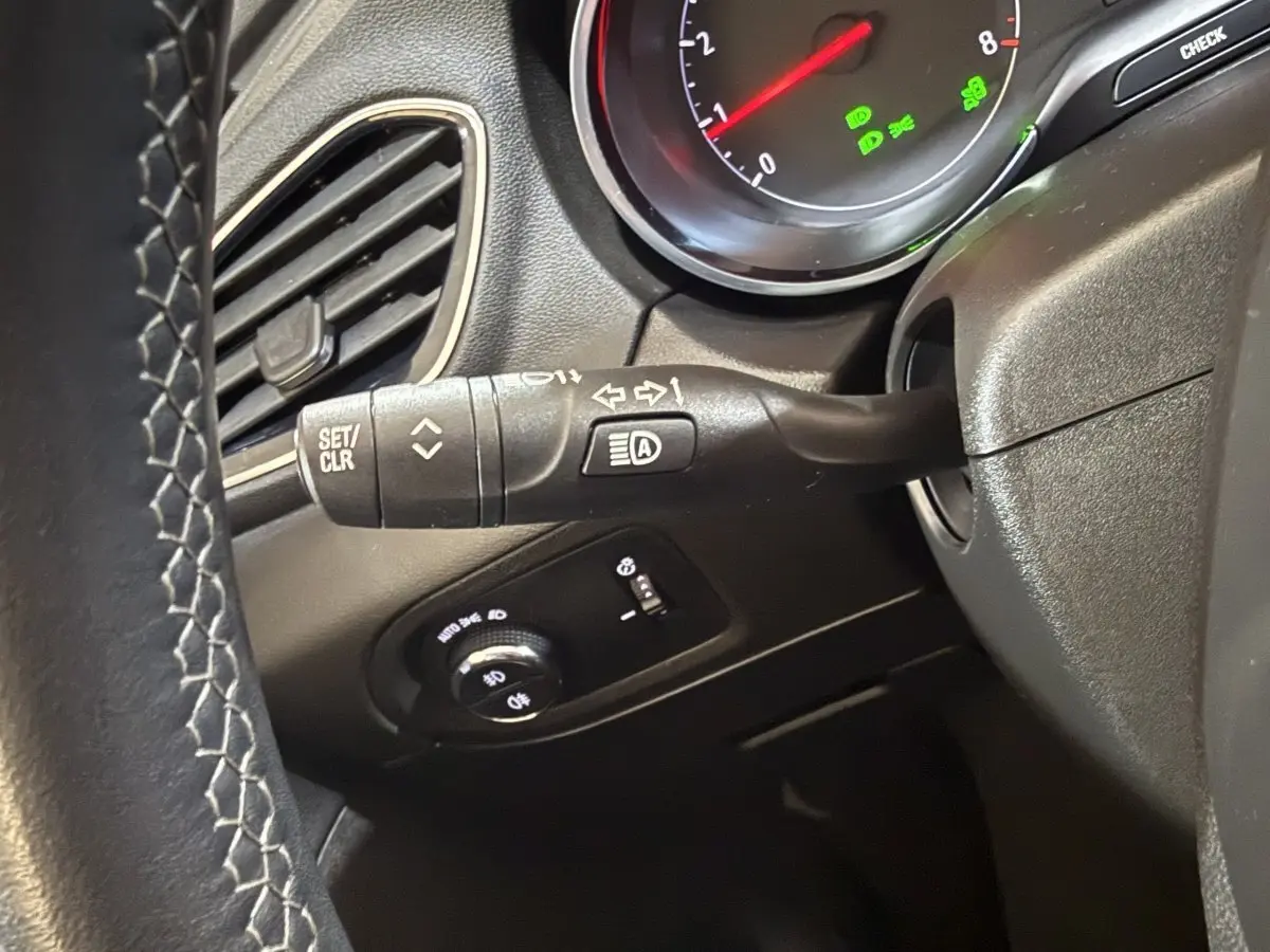 Détail du commodo et tableau de bord noir de l’Opel Grandland X 1.5 Diesel 130 Elegance Business.