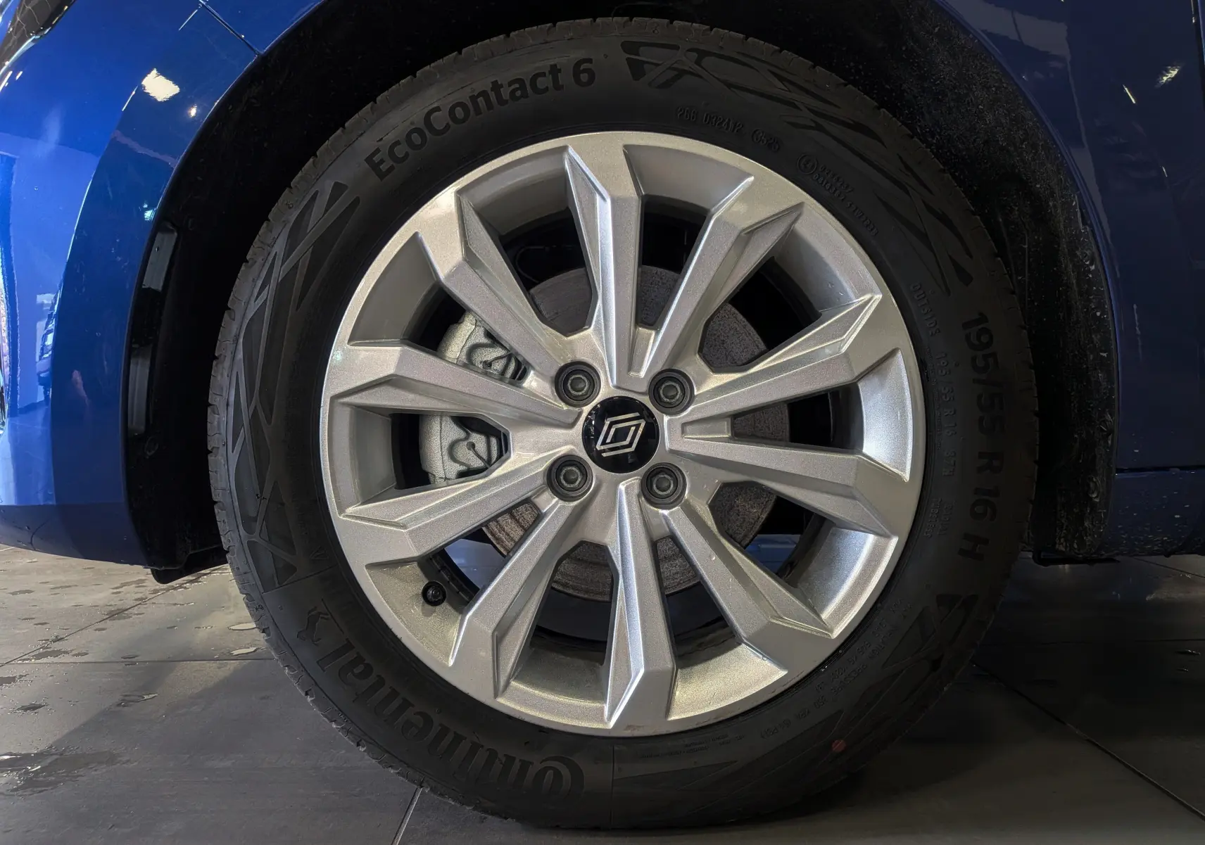 Gros plan sur la roue avant gauche de la Renault Clio V Bleu Iron, mettant en valeur la jante alliage 16 pouces au design moderne.