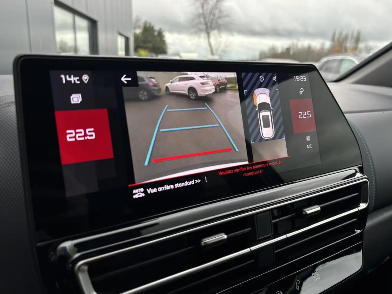 Écran tactile intérieur montrant la caméra de recul avec vue arrière d’un Citroën C5 Aircross blanc Okénite.