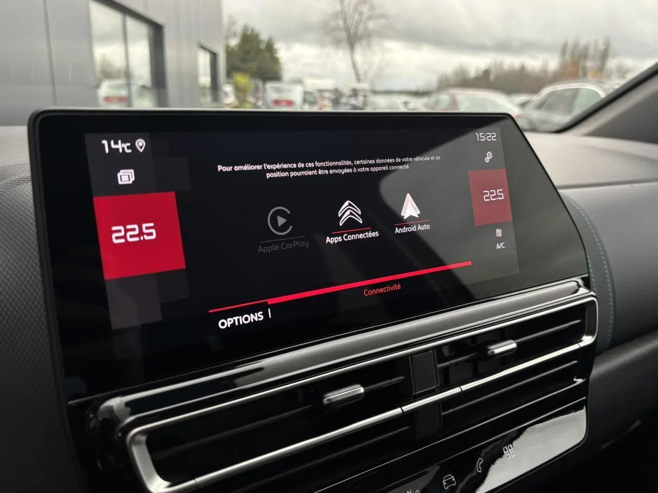 Écran tactile central du tableau de bord du Citroën C5 Aircross 2025 avec interface Apple CarPlay et Android Auto.