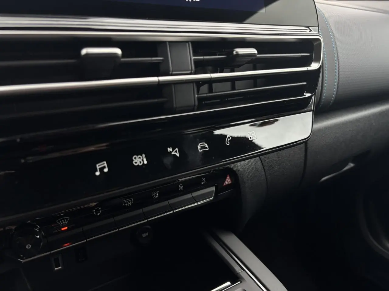 Détail de la console centrale noire brillante avec commandes tactiles et aérateurs du Citroën C5 Aircross 2025.