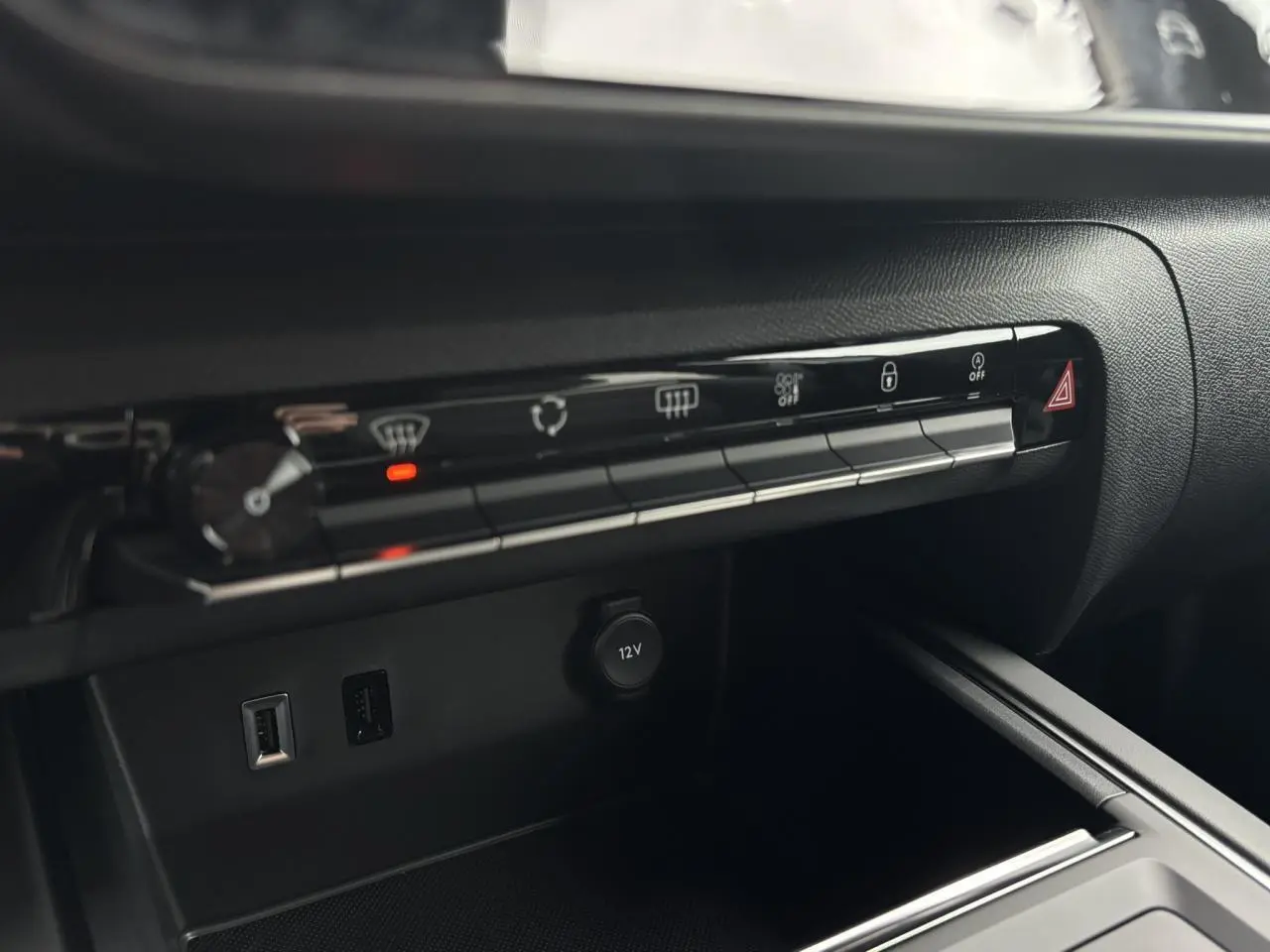 Détail de la console centrale noire du Citroën C5 Aircross 2025 avec commandes climatisation et prises USB et 12V.