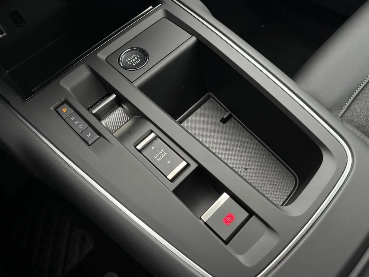 Gros plan sur la console centrale noire du Citroën C5 Aircross 2025 avec bouton start/stop et commande boîte auto.