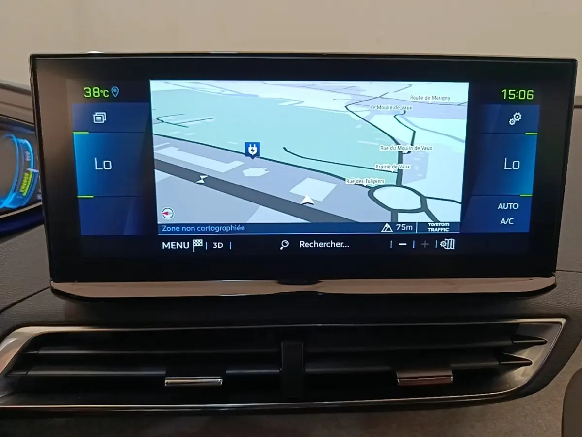 Écran tactile central du tableau de bord du Peugeot 3008 bleu, affichant la navigation GPS en mode 3D.