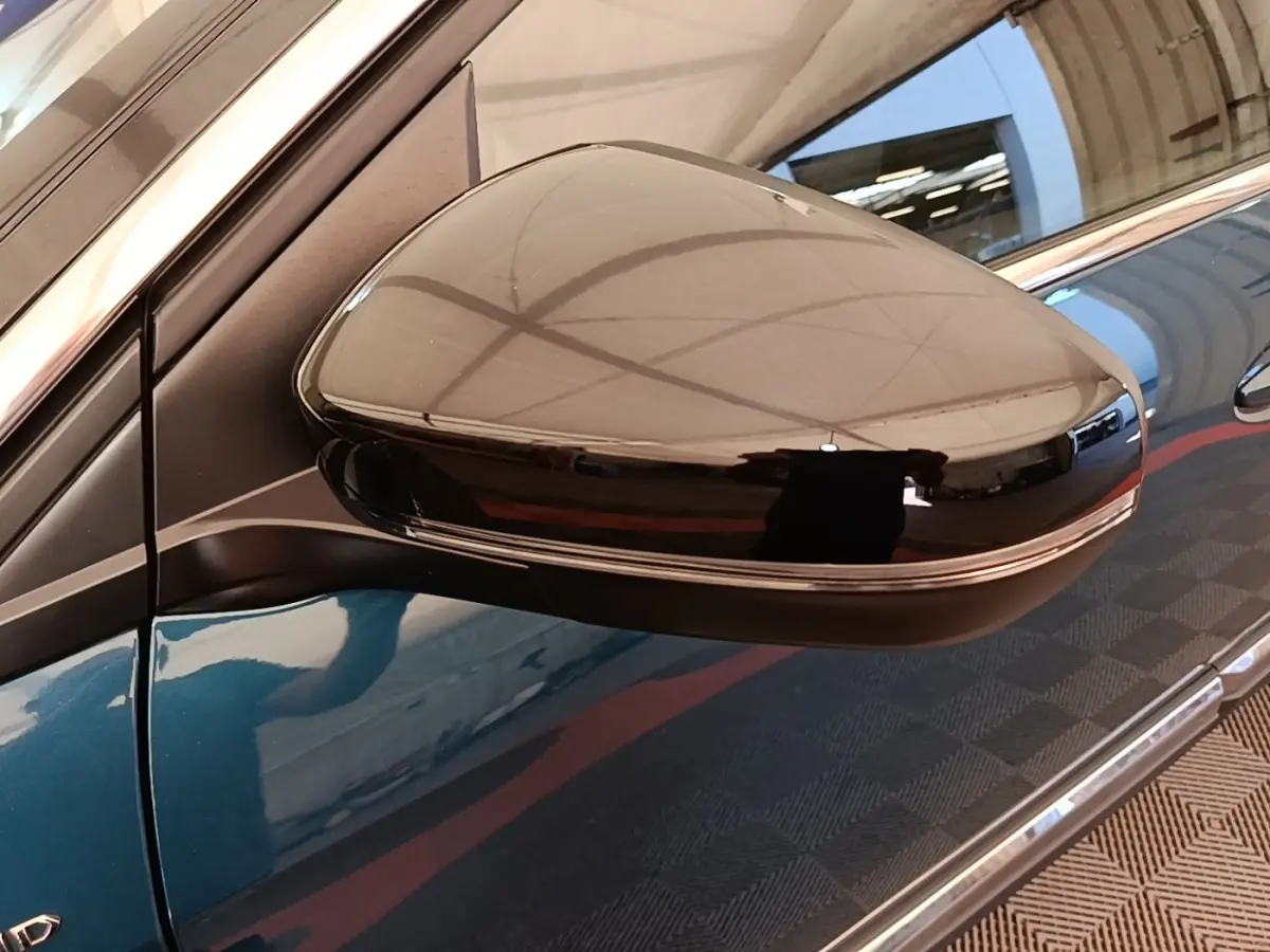 Rétroviseur droit noir brillant du Peugeot 3008 bleu hybride rechargeable, vue rapprochée côté conducteur.