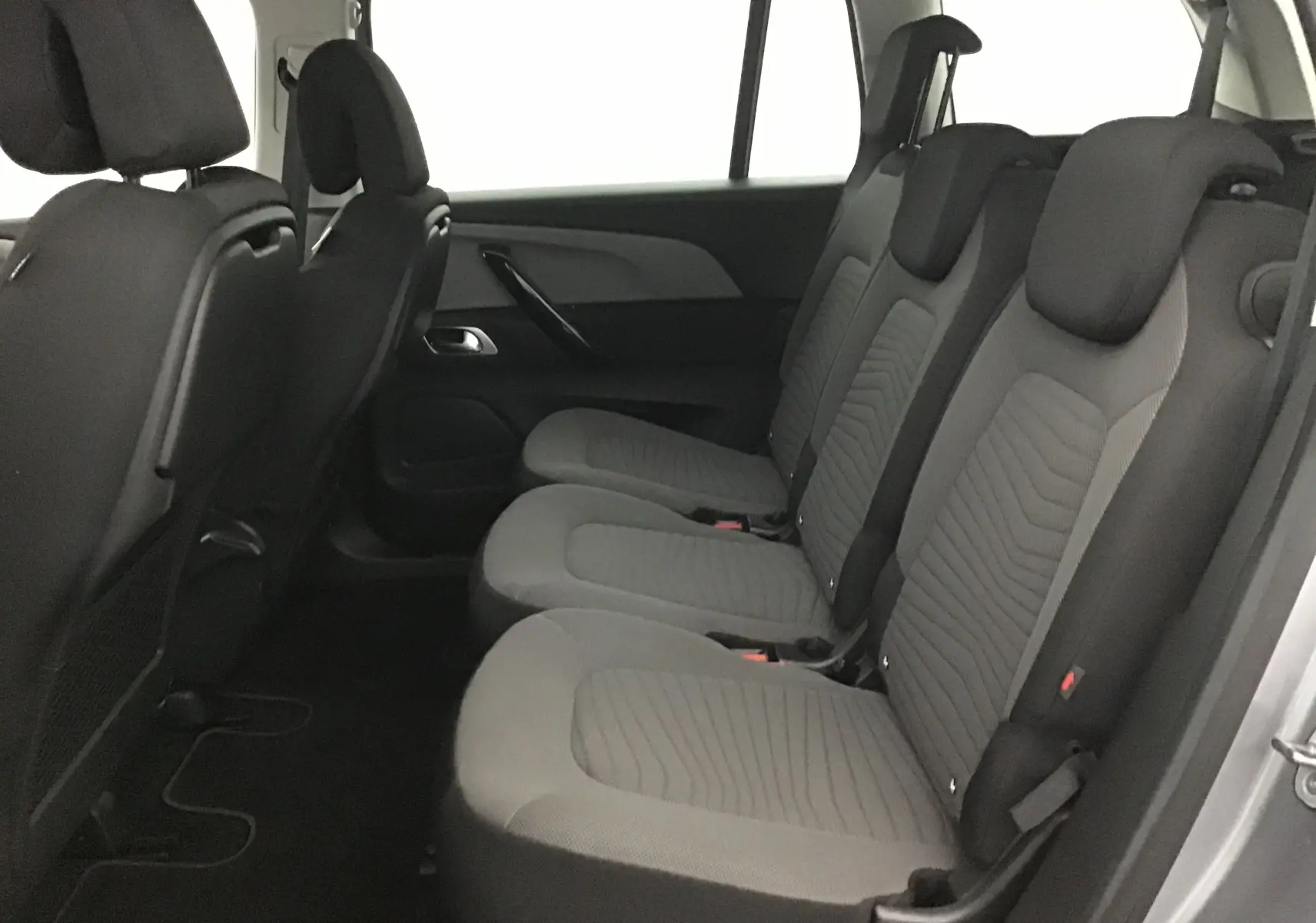 Vue latérale droite de la banquette arrière grise du Citroën Grand C4 Spacetourer 2021, version 7 places.