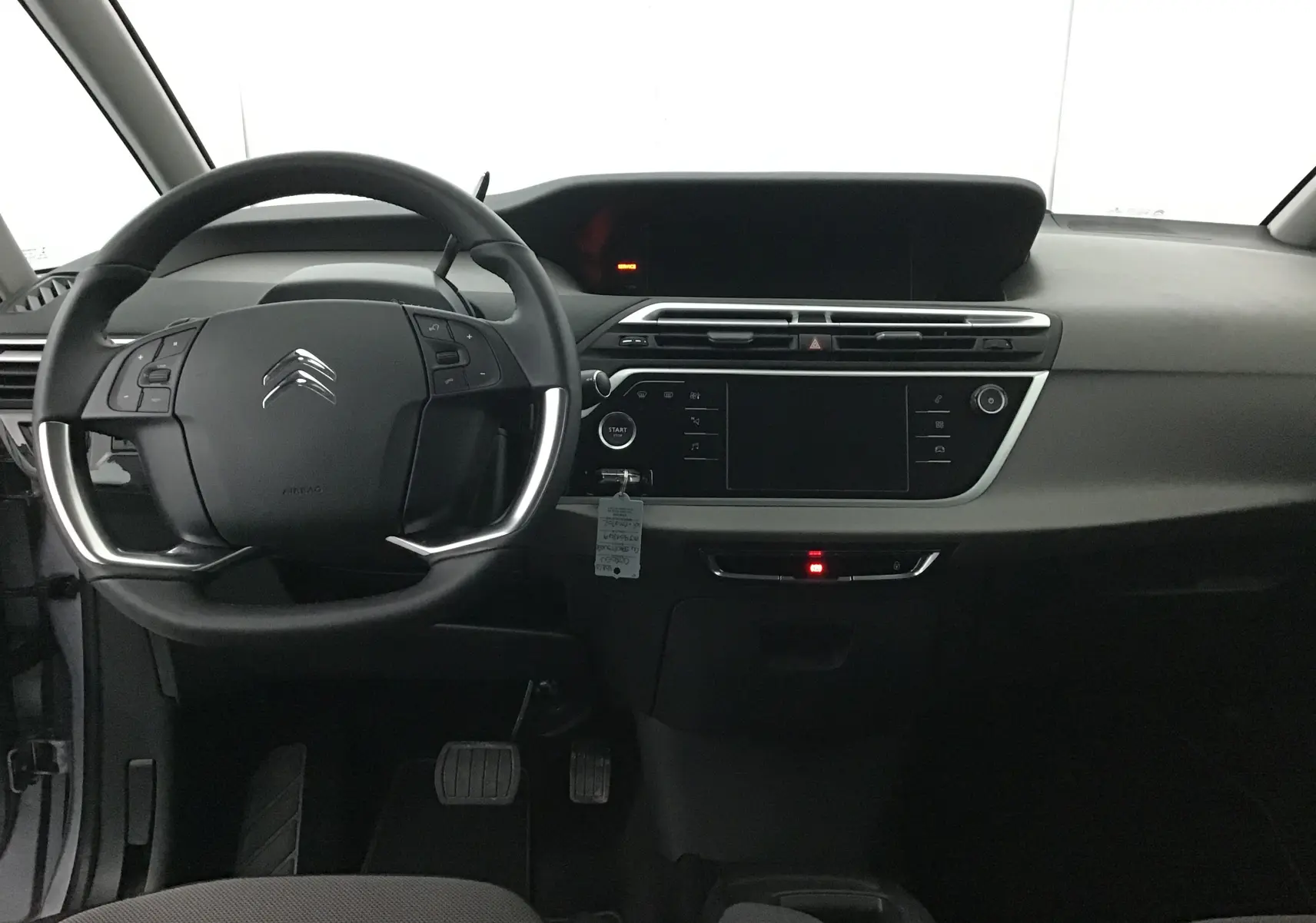 Intérieur du Citroën Grand C4 Spacetourer 2021, vue frontale du tableau de bord et volant noir avec commandes intégrées.