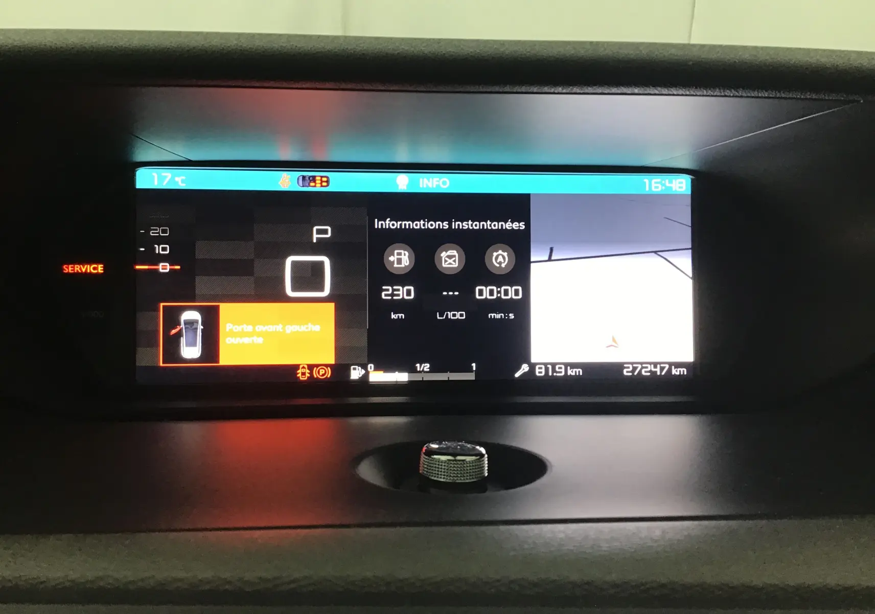 Affichage numérique du tableau de bord du Citroën Grand C4 Spacetourer 2021, indiquant porte avant gauche ouverte.