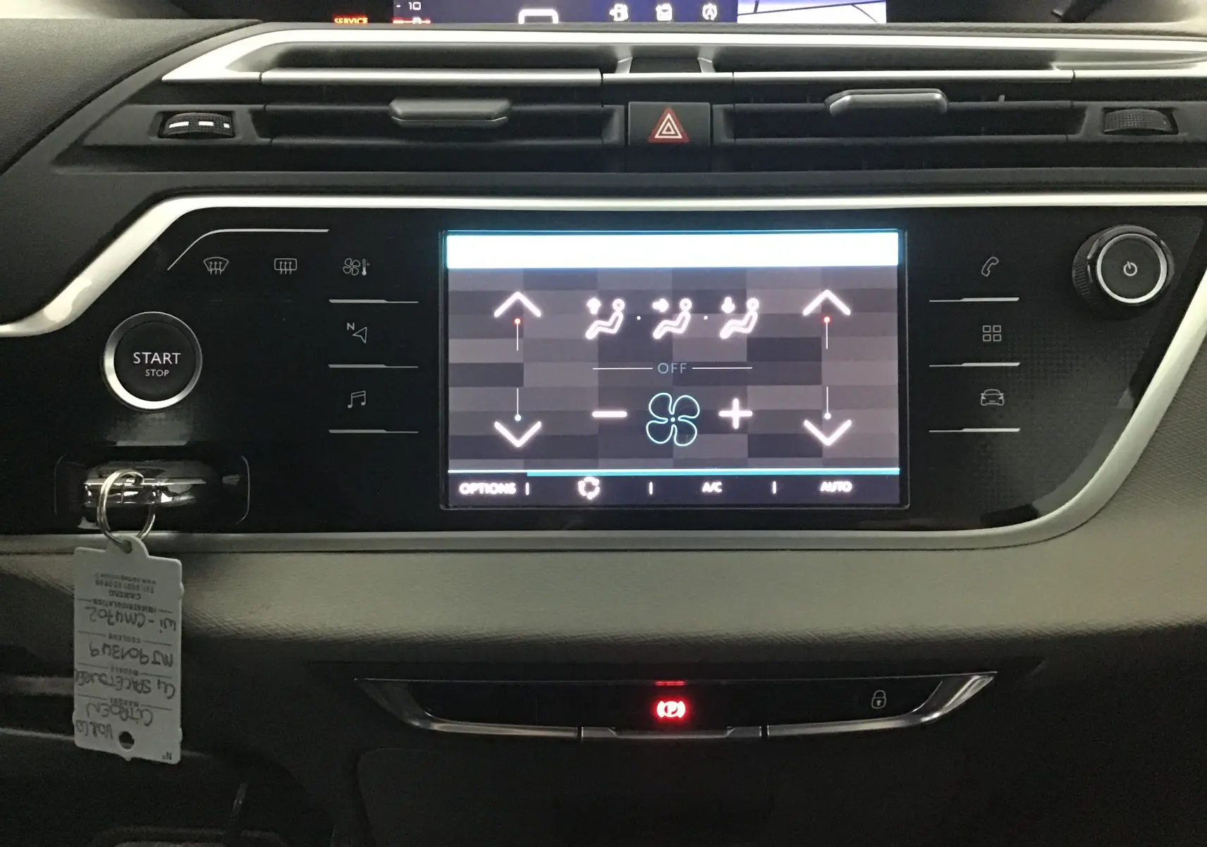 Tableau de bord du Citroën Grand C4 Spacetourer gris Artense 2021, écran tactile climatisation et bouton Start/Stop visible.