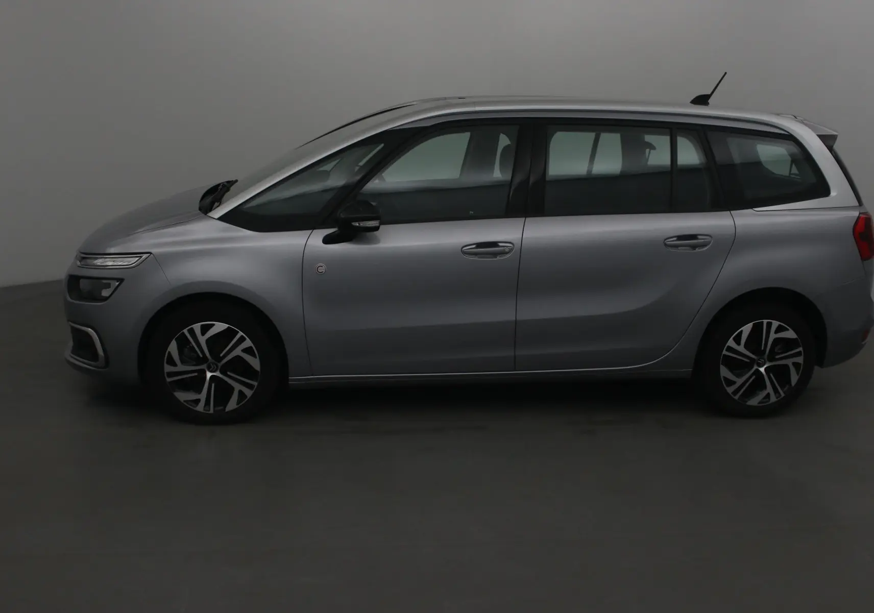 Vue latérale droite d'un Citroën Grand C4 Spacetourer gris Artense, monospace 7 places avec jantes alliage.