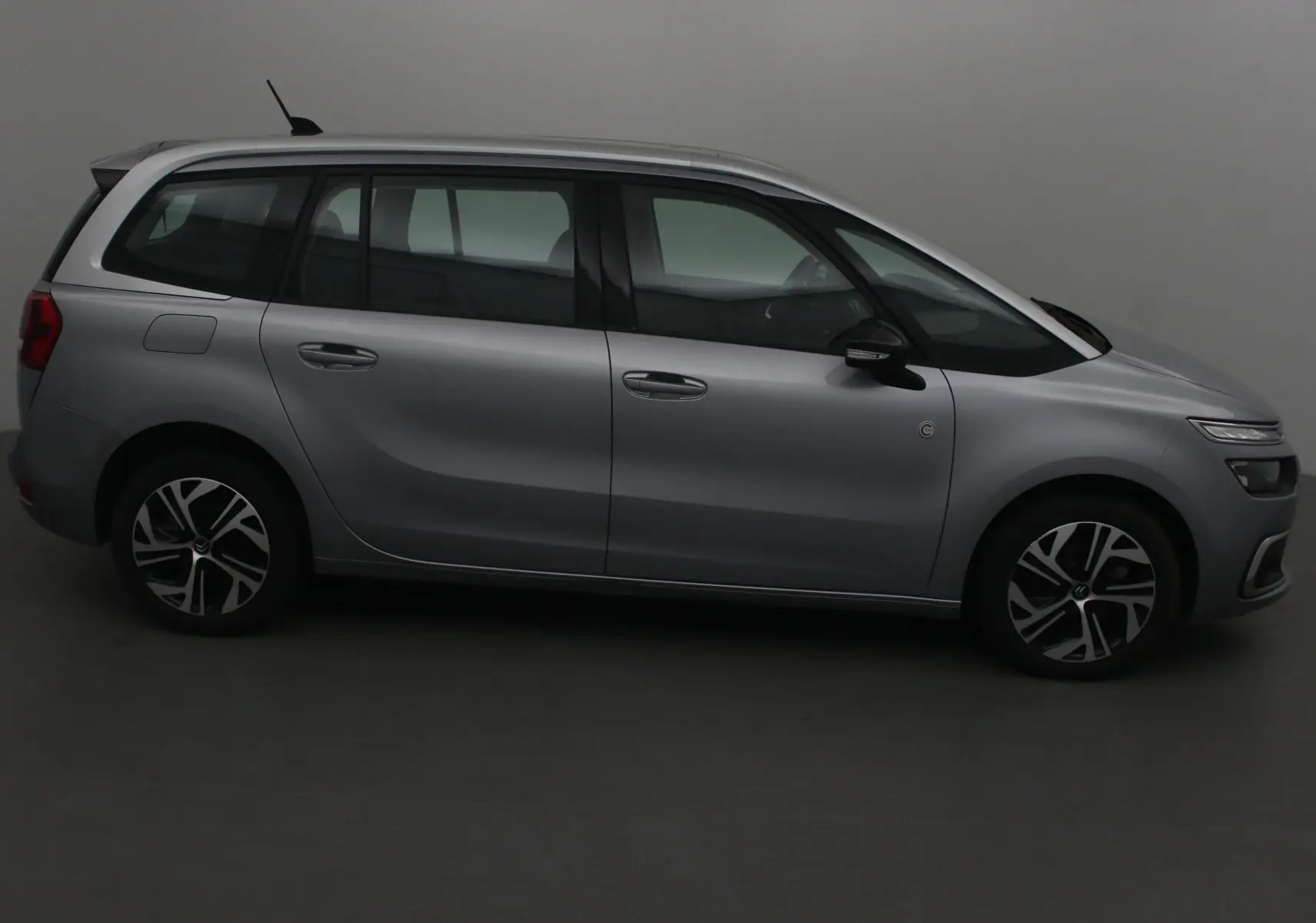 Profil côté gauche du Citroën Grand C4 Spacetourer gris Artense 2021, monospace 7 places avec jantes alliage.