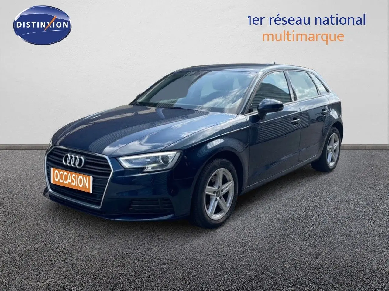 Audi A3 Sportback bleu cosmos métal vue 3/4 avant droit, avec calandre hexagonale et jantes alliage cinq branches.