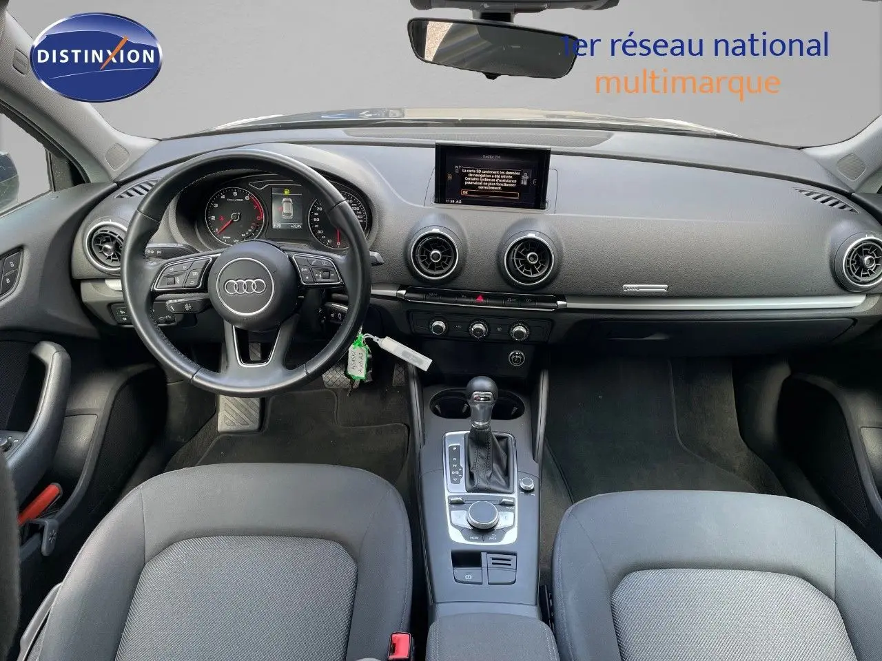 Intérieur avant d'une Audi A3 Sportback 35 TFSI 2020, tableau de bord noir avec écran central et volant multifonction.