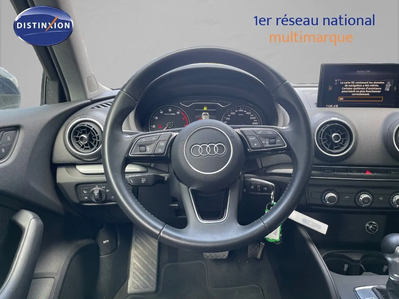 Vue intérieure centrée sur le volant Audi A3 Sportback 2020, tableau de bord et écran multimédia visibles.