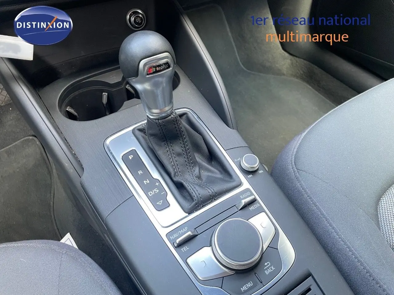 Le levier de vitesse S tronic de l'Audi A3 Sportback 35 TFSI bleu cosmos, vue rapprochée de la console centrale.