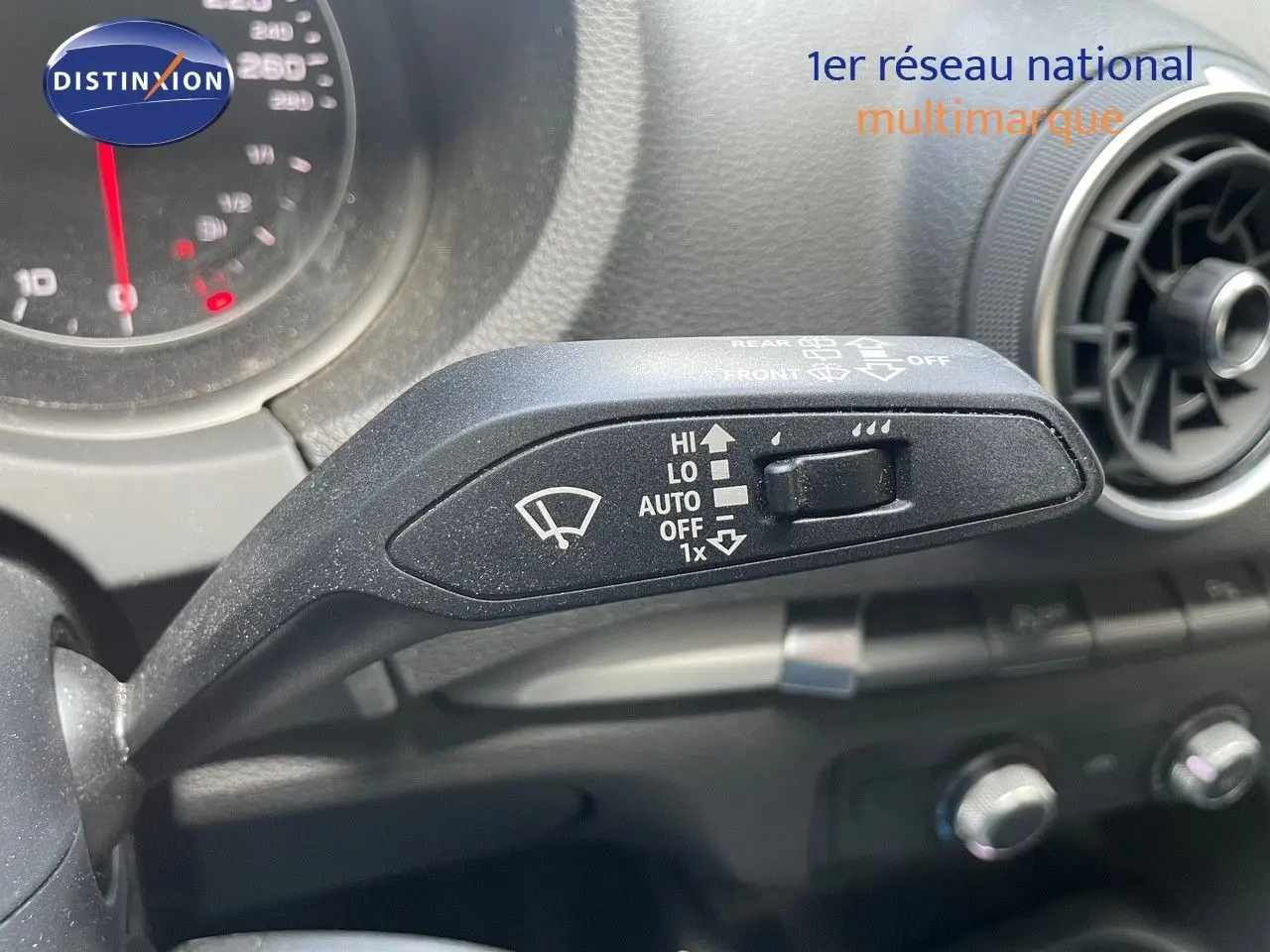 Le levier d'essuie-glace avec commandes visibles dans l'habitacle d'une Audi A3 Sportback bleu cosmos métal de 2020.