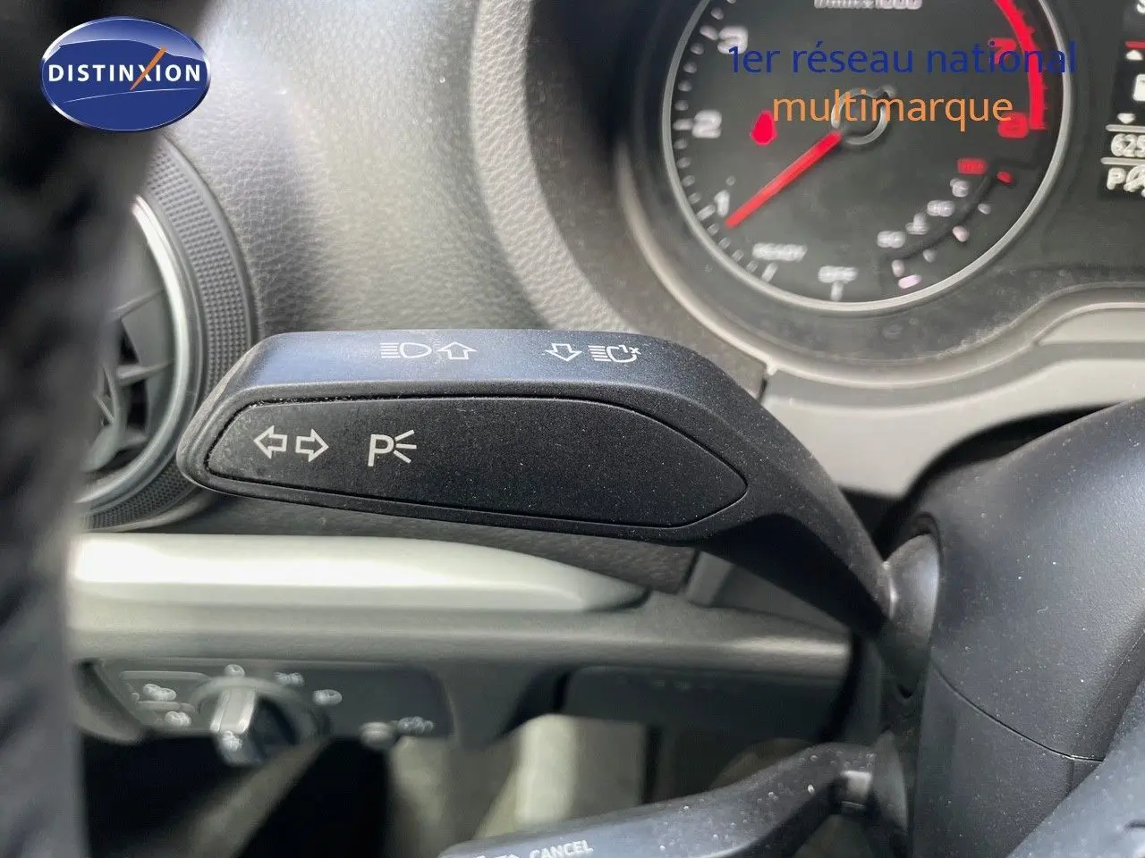 Gros plan sur la commande de clignotants à gauche du volant dans l'habitacle de l'Audi A3 Sportback 2020.