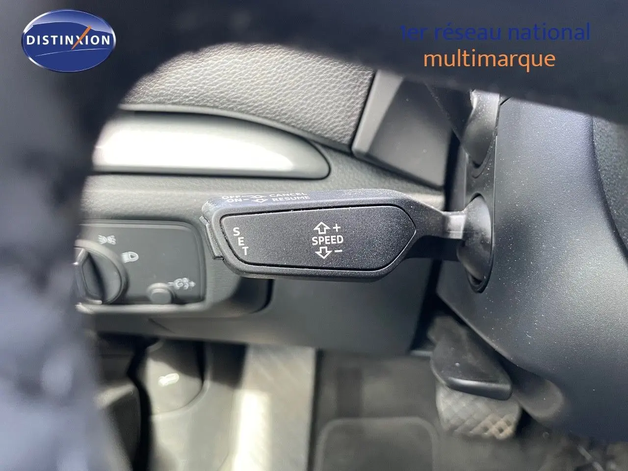 Le levier de régulateur de vitesse noir dans l'habitacle de l'Audi A3 Sportback 35 TFSI 2020.