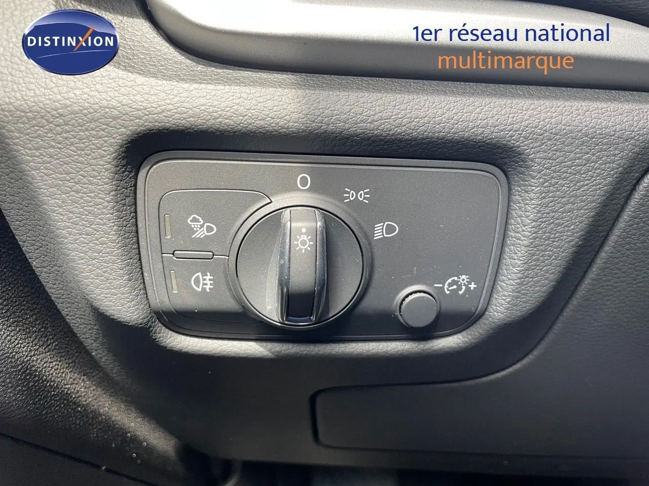 Commande des phares et réglages d'éclairage intérieur en gros plan sur l'Audi A3 Sportback bleu cosmos 2020.