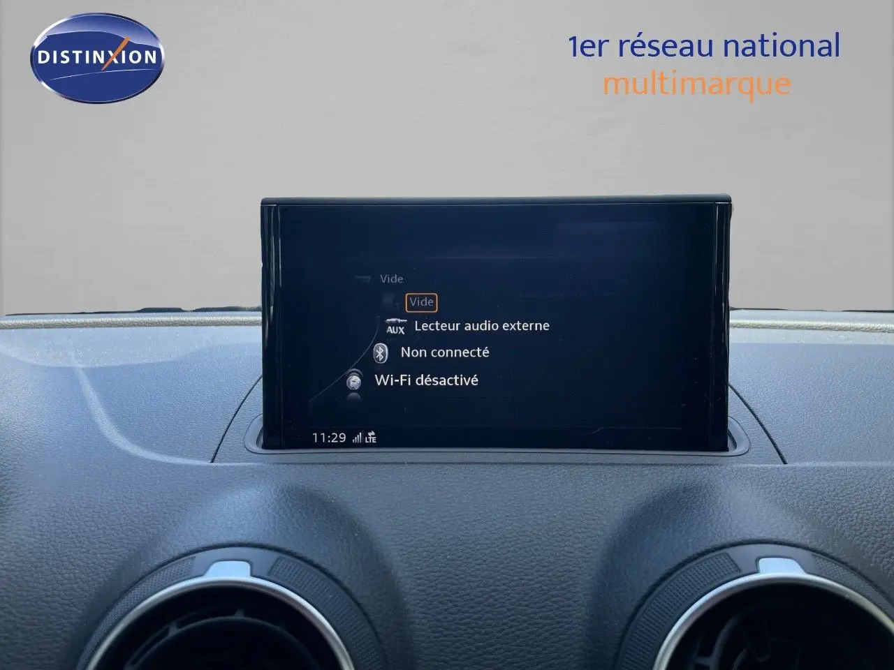 Écran central de l'Audi A3 Sportback 2020 affichant les options audio et Wi-Fi, tableau de bord gris noir visible.