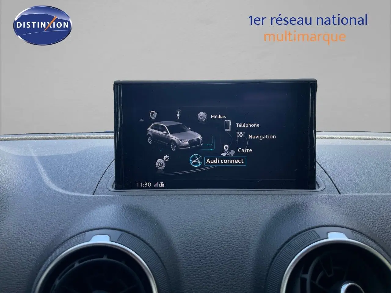 Écran central de l'Audi A3 Sportback 2020 affichant le menu Audi connect sur un tableau de bord gris.