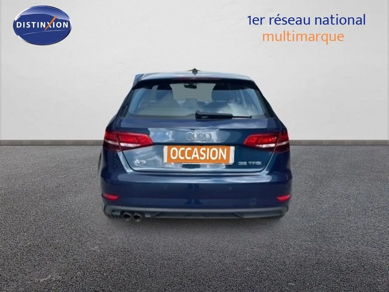 Vue arrière d'une Audi A3 Sportback bleu cosmos métal avec double sortie d'échappement et plaque "OCCASION" visible.