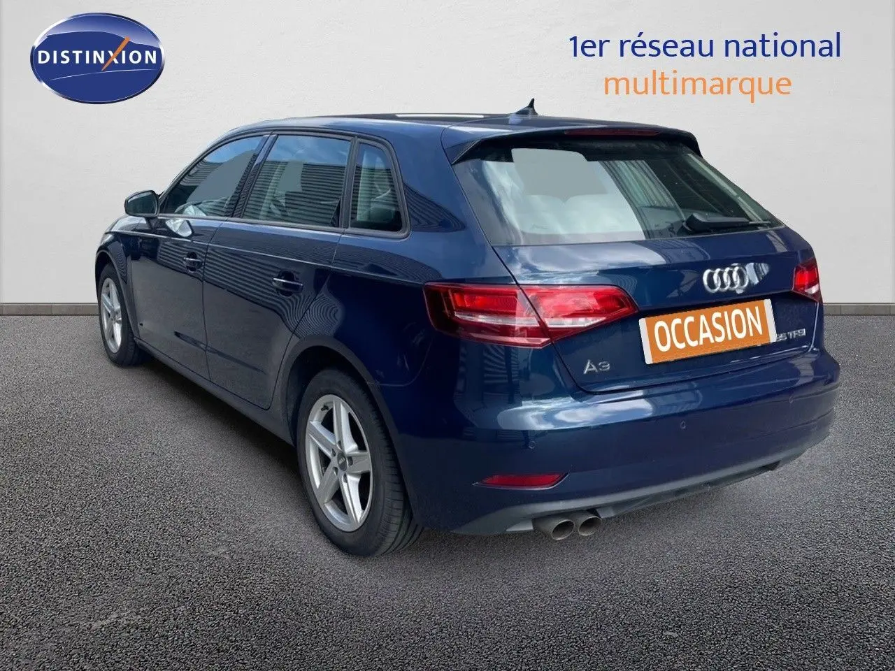 Audi A3 Sportback bleu cosmos métal vue 3/4 arrière droit avec feux LED et double sortie d'échappement.