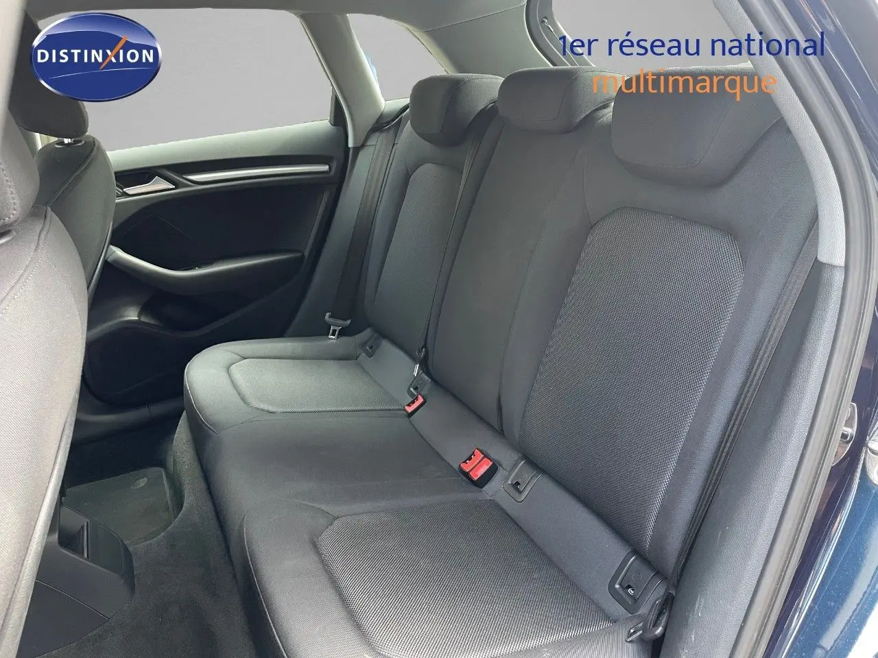 Vue latérale intérieure des sièges arrière en tissu gris noir de l'Audi A3 Sportback 2020 bleu cosmos metal.