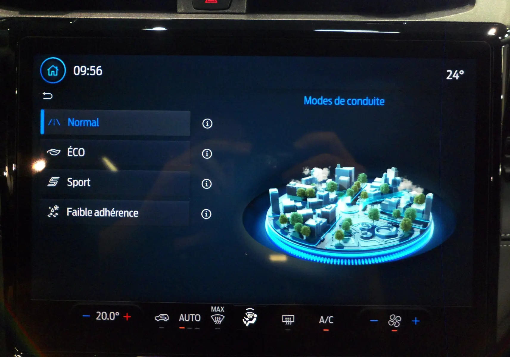 Écran tactile intérieur du Ford Puma 2025 affichant les modes de conduite avec interface graphique en bleu.