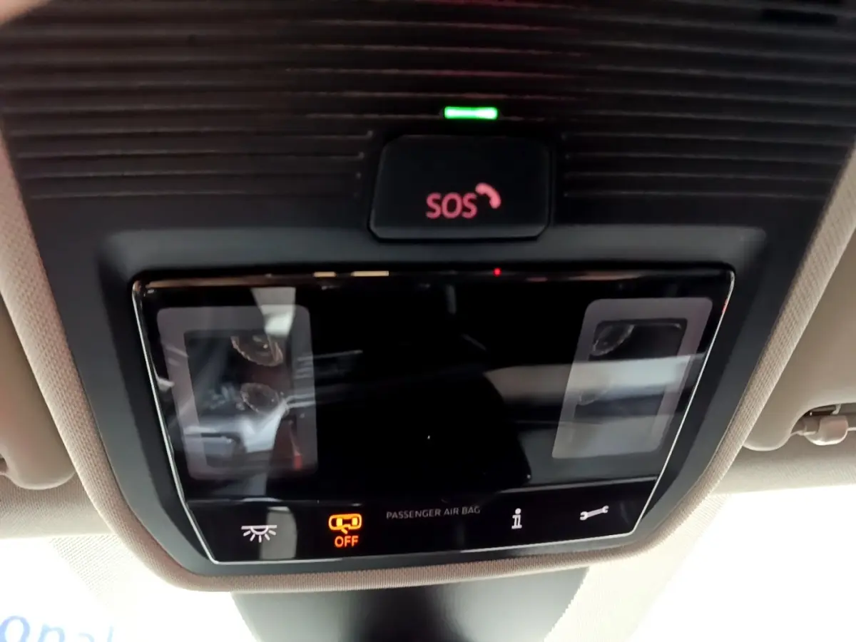 Panneau de commande intérieur avec bouton SOS et indicateur airbag passager désactivé sur SEAT Leon 2023.