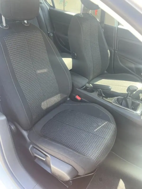 Vue intérieure côté droit des sièges avant en tissu noir à motifs, avec levier de vitesse manuel, Peugeot 308 blanc 2020.