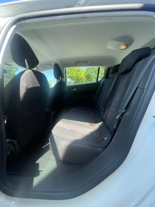 Vue intérieure côté droit des sièges arrière noirs d'une Peugeot 308 blanche de 2020, avec ceinture de sécurité visible.