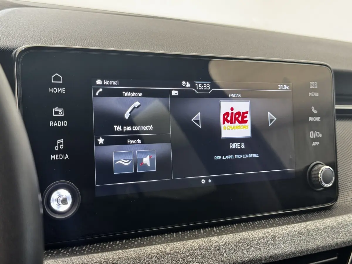 Écran tactile central 8,25 pouces du Skoda Scala 2025, affichant la radio et les options multimédia.