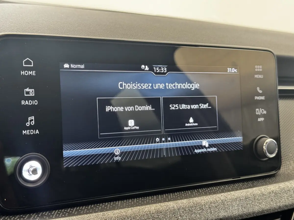Écran tactile central 8,25 pouces du Skoda Scala 1.0 TSI gris clair, affichant options Apple CarPlay et Android Auto.
