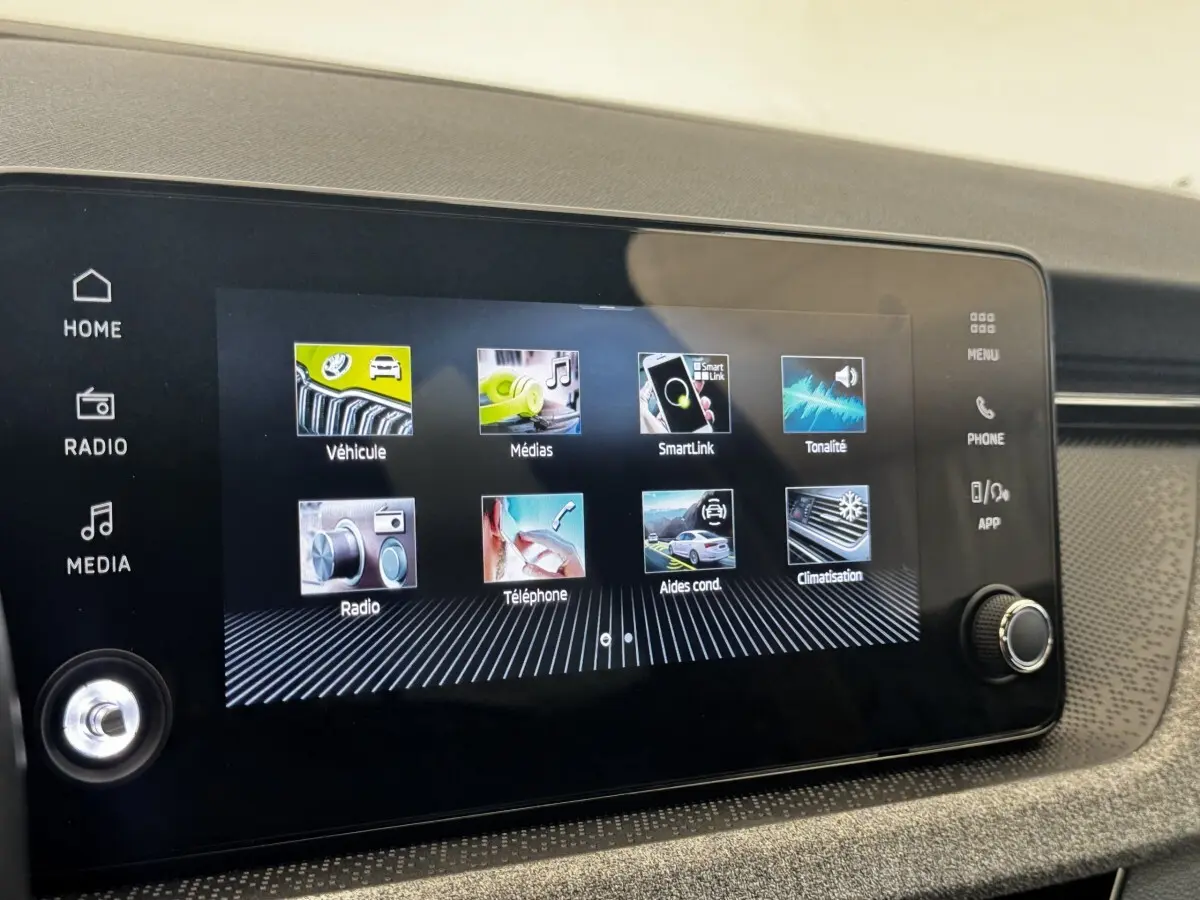 Écran tactile central de 8,25 pouces du Skoda Scala gris clair, affichant le menu principal multimédia et véhicule.