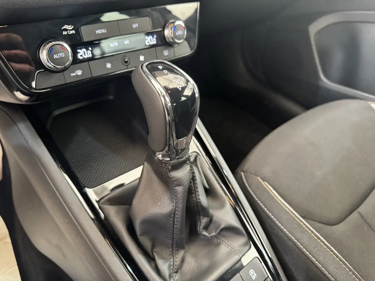 Gros plan intérieur sur la commande de boîte automatique noire et la console centrale du Skoda Scala 1.0 TSI 2025.