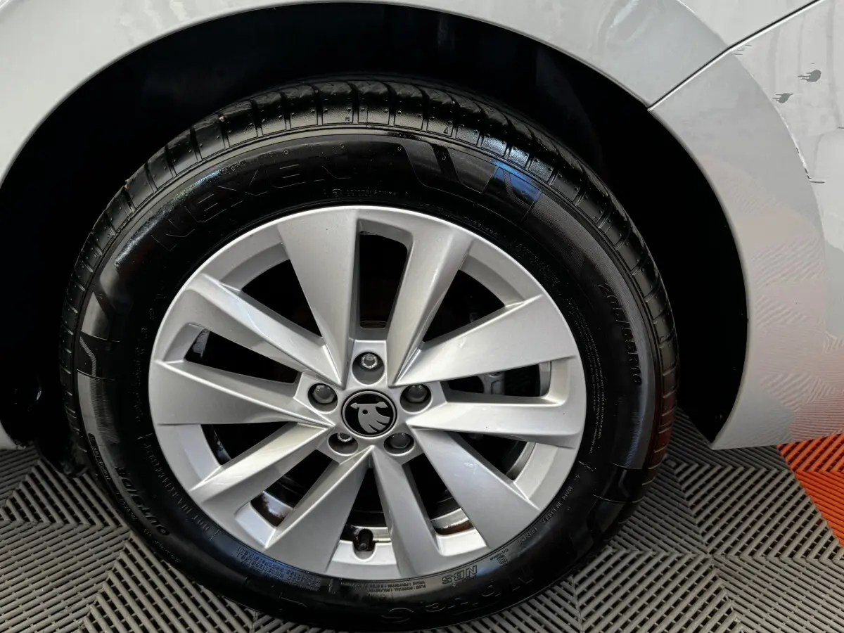Gros plan sur la roue avant droite gris clair d'une Skoda Scala 2025 avec jante alliage et pneu Nexen.
