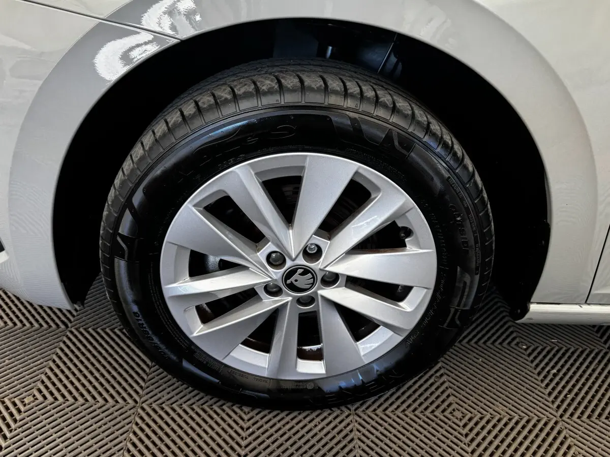 Gros plan sur la roue avant droite gris clair d’une Skoda Scala 1.0 TSI 116ch DSG7 avec jante alliage distinctive.