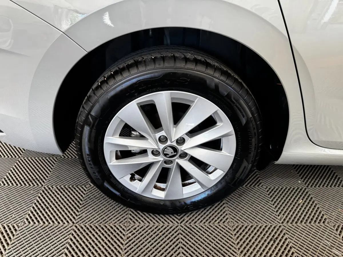 Gros plan sur la roue arrière droite gris clair d'une Skoda Scala 2025 avec jante alliage à 10 branches.