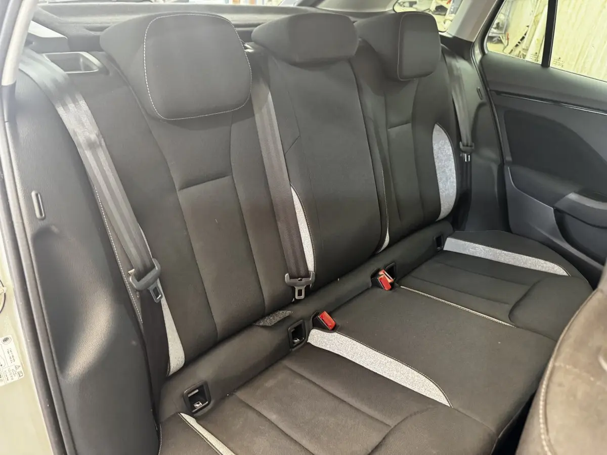 Vue intérieure sur la banquette arrière noire et grise de la Skoda Scala 2025, côté droit avec ceintures visibles.