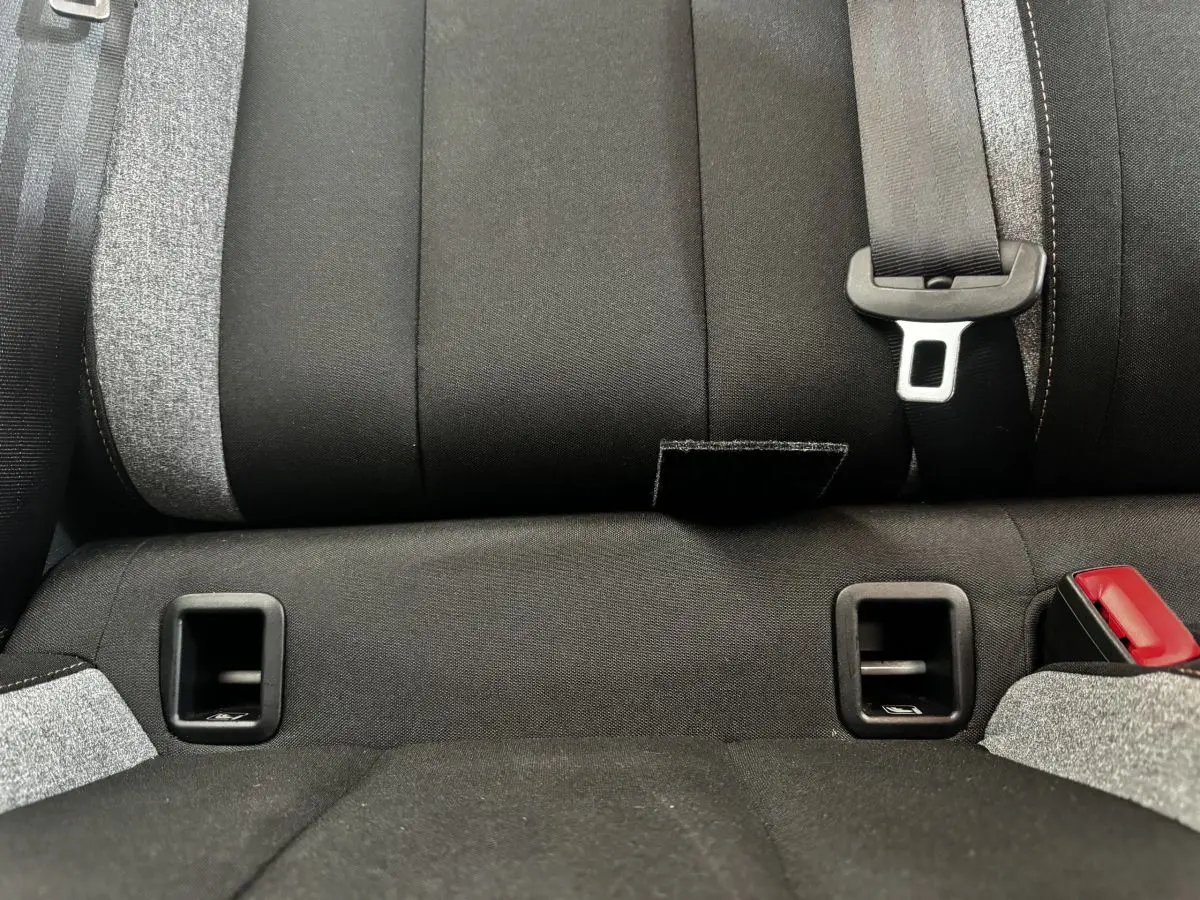 Gros plan sur la banquette arrière noire et grise de la Skoda Scala avec ceintures et fixations ISOFIX visibles.