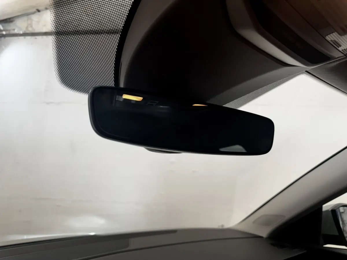 Vue intérieure centrée sur le rétroviseur intérieur d’une Skoda Scala gris clair, avec partie du tableau de bord visible.