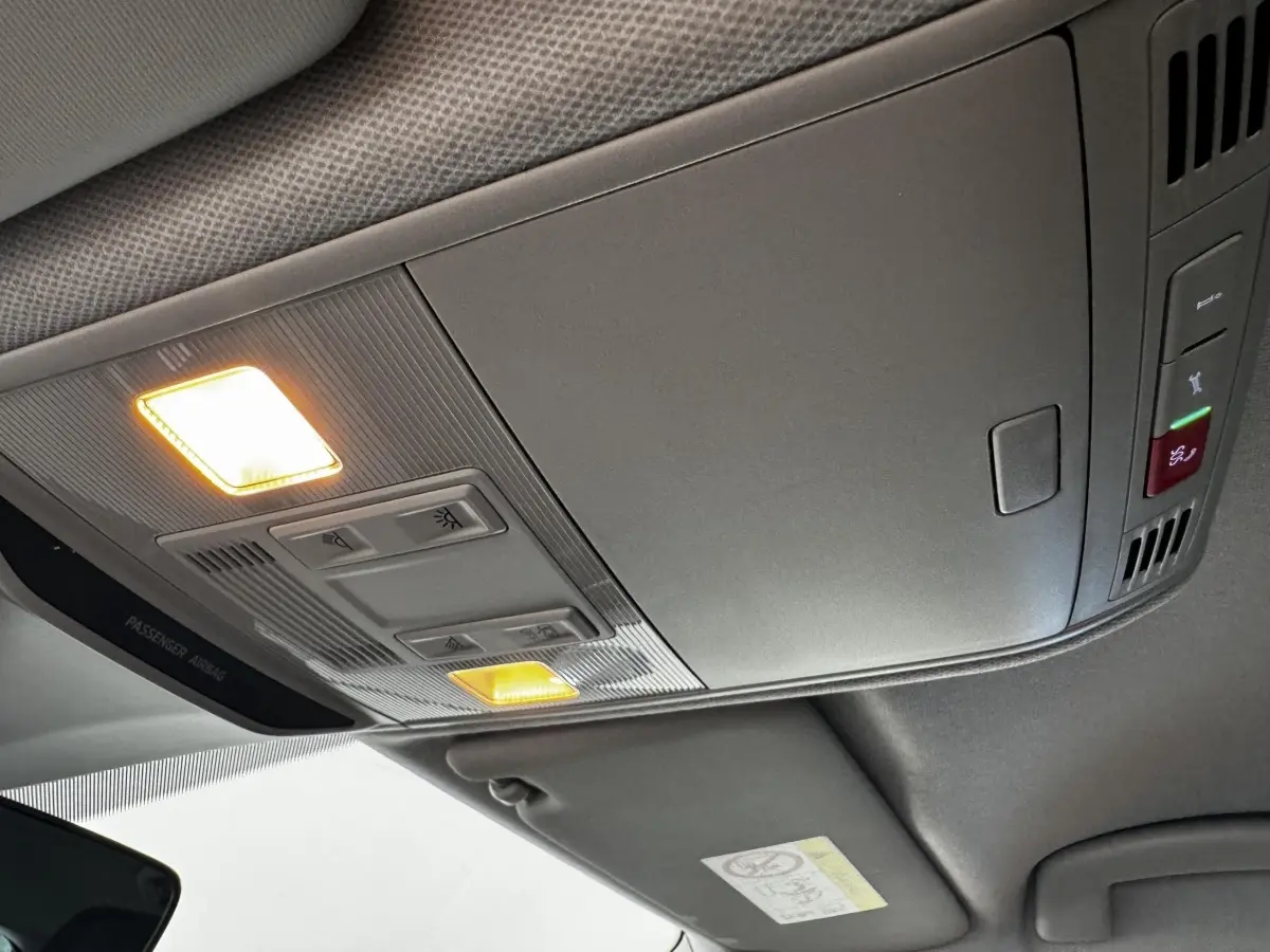 Plafonnier intérieur allumé avec commandes et panneaux gris clair dans une Skoda Scala 2025 vue de dessous.