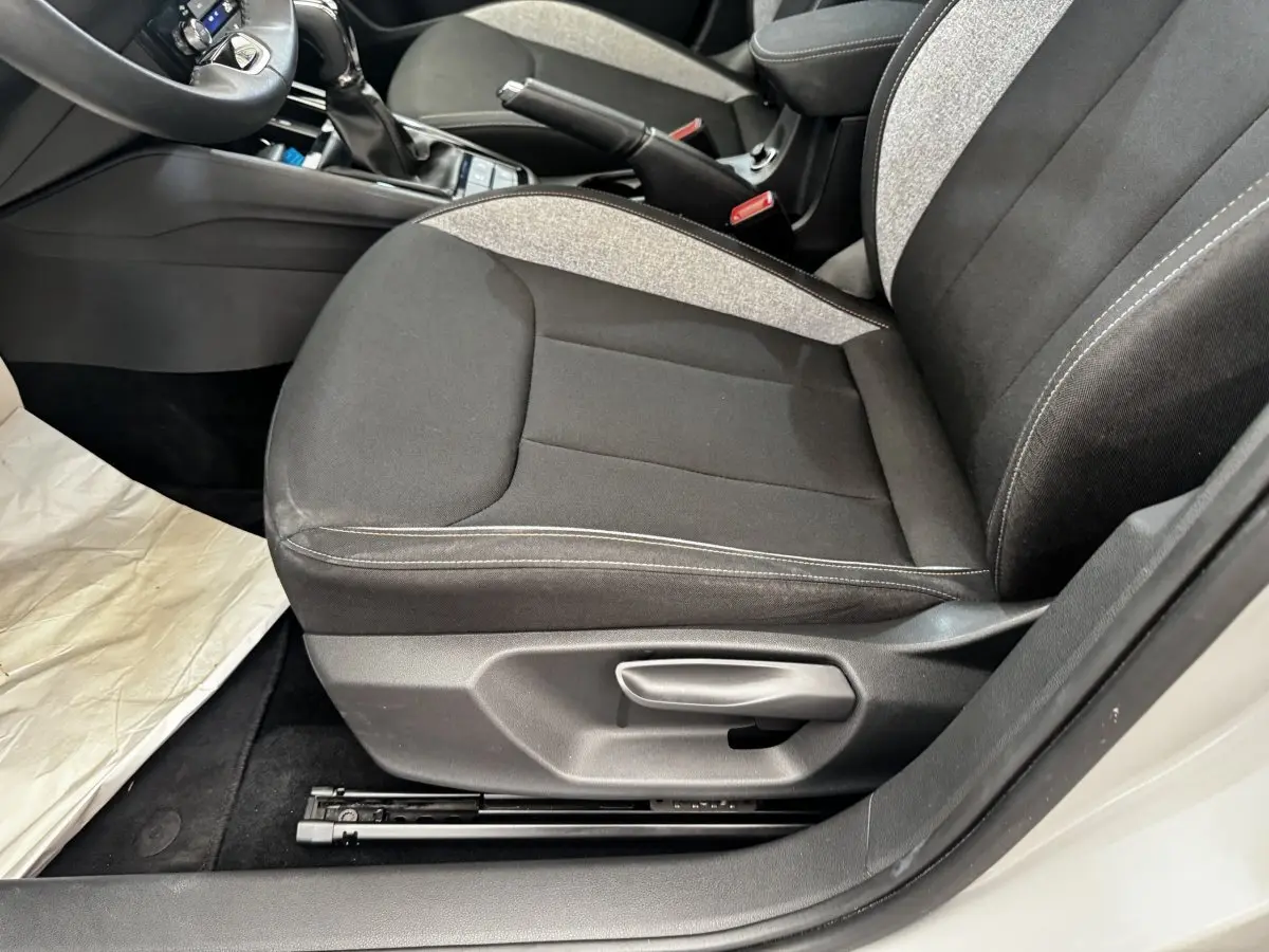 Vue rapprochée du siège avant droit gris foncé avec surpiqûres blanches dans l’habitacle d’une Skoda Scala 2025.
