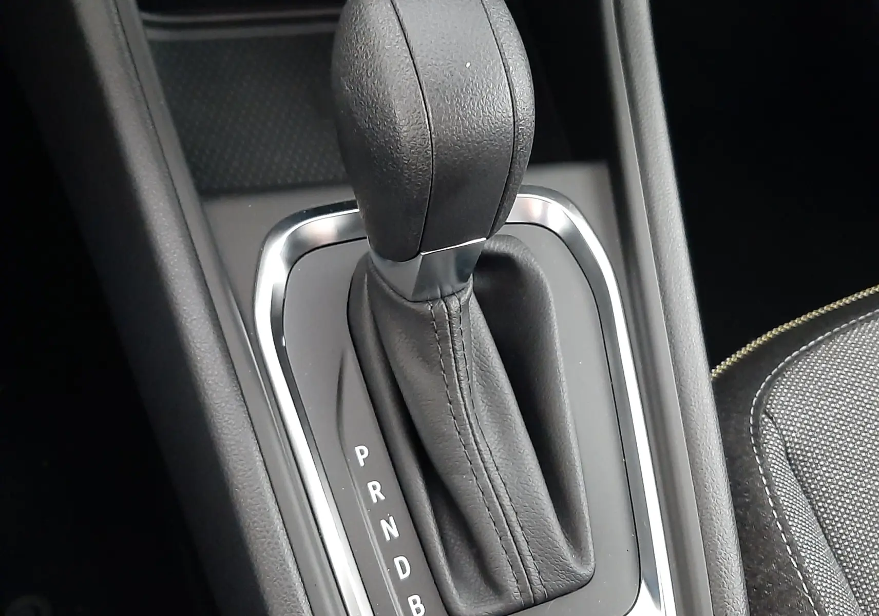 Le levier de boîte automatique noir du Renault Captur E-Tech Hybrid 145ch, vue en gros plan intérieur.