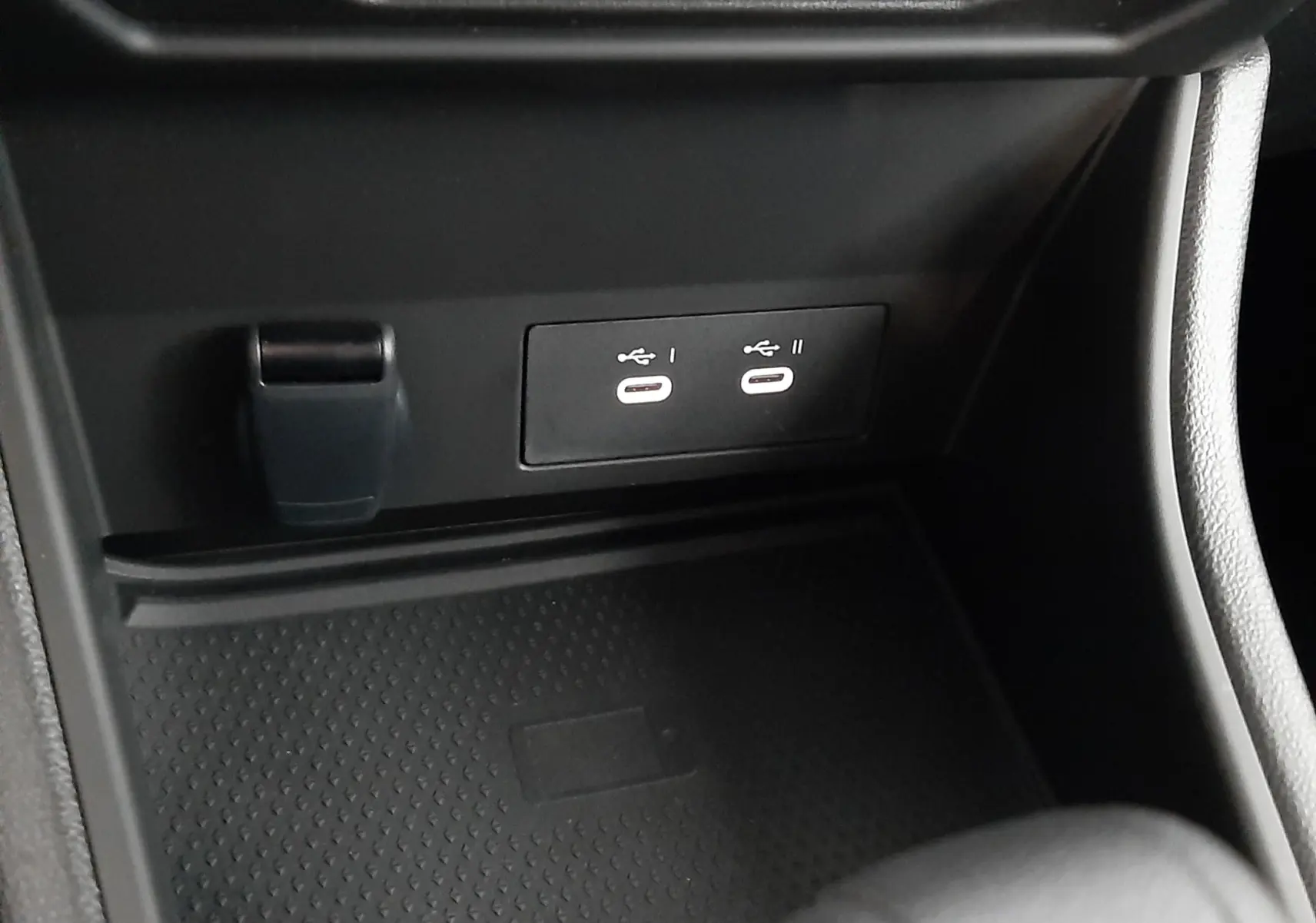 Gros plan sur les ports USB-C doubles et prise 12V dans la console centrale du Renault Captur E-Tech Hybrid 2024.